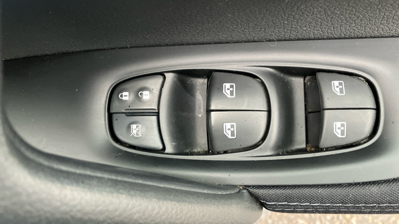 Nissan Qashqai 1.3 DiG-T N-Connecta 5dr [Glass Roof Pack] Petrol Hatchback